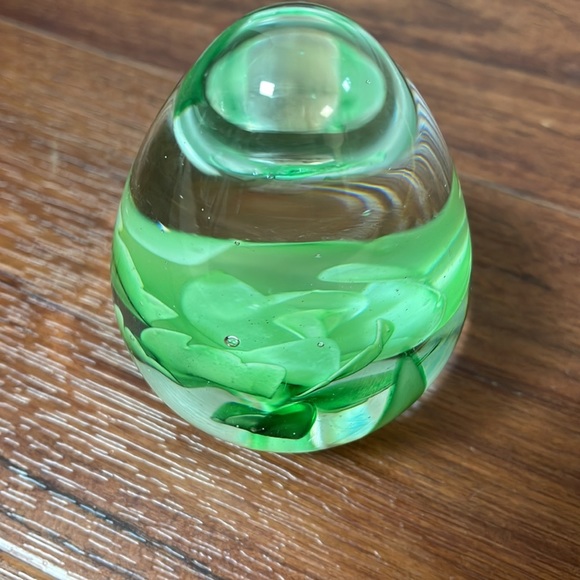 Hand Blown Glass Egg Shaped Paper Weight Green Flower - Picture 12 of 17